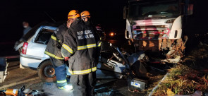 Cinco pessoas morreram após colisão entre carro e carreta em Dourados