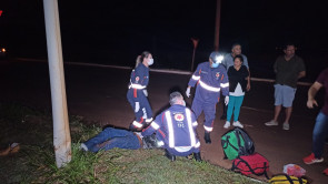 Motociclista morre após bater em rotatória e poste em Dourados