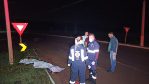 Motociclista morre após bater em rotatória e poste em Dourados