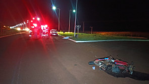 Motociclista morre após bater em rotatória e poste em Dourados