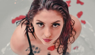 Beatriz, de 20 anos, começou a fazer shows eróticos pela internet após a quarentena em Campinas (SP) — Foto: Arquivo pessoal