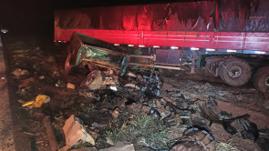 Dupla morre após colisão entre carreta e caminhonete próximo de Itahum