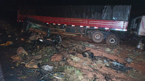 Dupla morre após colisão entre carreta e caminhonete próximo de Itahum