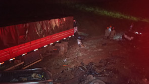 Dupla morre após colisão entre carreta e caminhonete próximo de Itahum