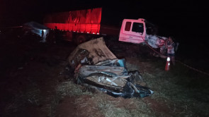 Dupla morre após colisão entre carreta e caminhonete próximo de Itahum