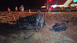 Dupla morre após colisão entre carreta e caminhonete próximo de Itahum