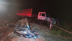 Dupla morre após colisão entre carreta e caminhonete próximo de Itahum