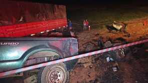 Dupla morre após colisão entre carreta e caminhonete próximo de Itahum