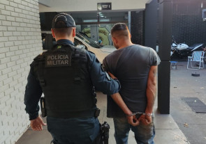 Homem é preso pela PM com quase 1.300 quilos de maconha, 25 cartelas de remédio para aborto e camionete roubada