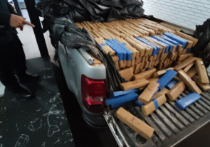 Homem é preso pela PM com quase 1.300 quilos de maconha, 25 cartelas de remédio para aborto e camionete roubada