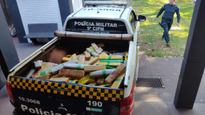 Traficante capota carro lotado de maconha e quebra perna em Itahum
