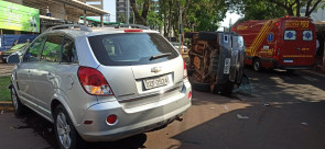Após colisão, S10 capota no centro de Dourados e casal fica preso no veículo
