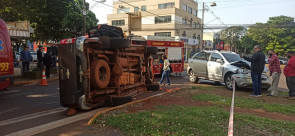 Após colisão, S10 capota no centro de Dourados e casal fica preso no veículo