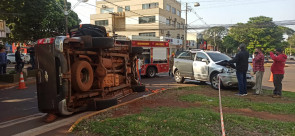 Após colisão, S10 capota no centro de Dourados e casal fica preso no veículo