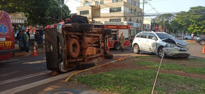 Após colisão, S10 capota no centro de Dourados e casal fica preso no veículo