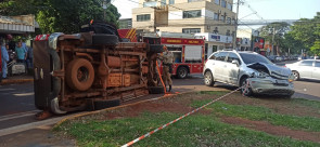 Após colisão, S10 capota no centro de Dourados e casal fica preso no veículo