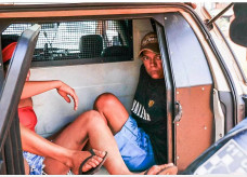 De boné, uma das presas que é conhecida como "Gilsão" ao lado da outra mulher suspeita de envolvimento no crime. (Foto: Paulo Francis)