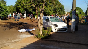 Motociclista não obedece à placa de “pare”, invade preferencial e morre após bater contra um carro em Dourados