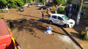 Motociclista não obedece à placa de “pare”, invade preferencial e morre após bater contra um carro em Dourados