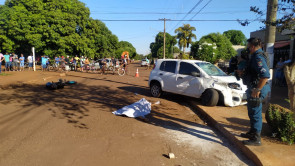 Motociclista não obedece à placa de “pare”, invade preferencial e morre após bater contra um carro em Dourados