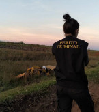 Trator da vítima caiu nas margens da estrada (Foto: Perícia de Ponta Porã)