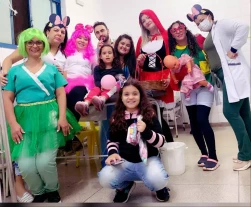 Funcionários da UPA recepcionam crianças com carinho e alegria