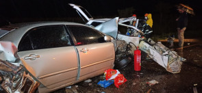 Dois homens morrem e um mulher ficou ferida após acidente entre 2 carros e carreta em Vicentina