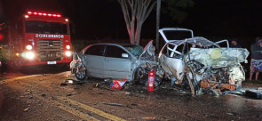 Dois homens morrem e um mulher ficou ferida após acidente entre 2 carros e carreta em Vicentina