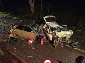 Dois homens morrem e um mulher ficou ferida após acidente entre 2 carros e carreta em Vicentina