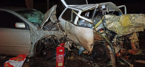 Dois homens morrem e um mulher ficou ferida após acidente entre 2 carros e carreta em Vicentina