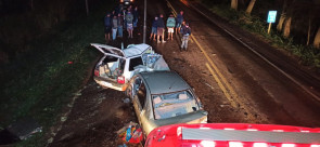 Dois homens morrem e um mulher ficou ferida após acidente entre 2 carros e carreta em Vicentina
