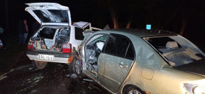 Dois homens morrem e um mulher ficou ferida após acidente entre 2 carros e carreta em Vicentina