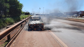 Corpo de Bombeiros e PRF são acionados para controlar incêndio no Trevo da Bandeira