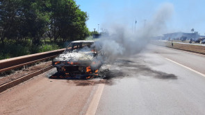 Corpo de Bombeiros e PRF são acionados para controlar incêndio no Trevo da Bandeira