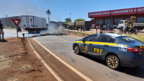 Corpo de Bombeiros e PRF são acionados para controlar incêndio no Trevo da Bandeira