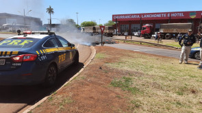 Corpo de Bombeiros e PRF são acionados para controlar incêndio no Trevo da Bandeira