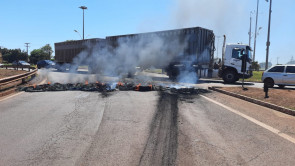 Corpo de Bombeiros e PRF são acionados para controlar incêndio no Trevo da Bandeira