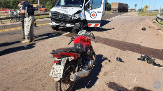 Motocicleta foi atingida pela ambulância (Foto: Edição MS)