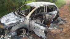 Veículo totalmente destruído pelas chamas; Foto: Ligado Na Rua