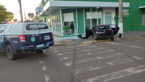 Motorista perde o controle e invade prédio na avenida Marcelino Pires