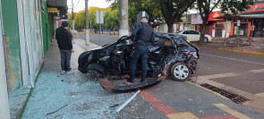 Motorista perde o controle e invade prédio na avenida Marcelino Pires