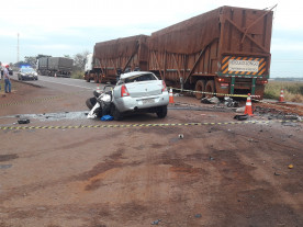 Colisão entre carro e carreta mata casal na BR-163