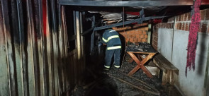 Homem morre após casa de madeira pegar fogo na Vila Cachoeirinha, em Dourados