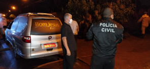 Homem morre após casa de madeira pegar fogo na Vila Cachoeirinha, em Dourados