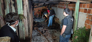 Homem morre após casa de madeira pegar fogo na Vila Cachoeirinha, em Dourados
