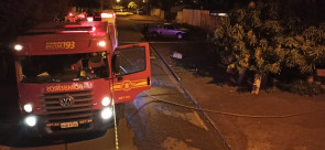 Homem morre após casa de madeira pegar fogo na Vila Cachoeirinha, em Dourados