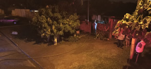 Homem morre após casa de madeira pegar fogo na Vila Cachoeirinha, em Dourados