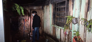 Homem morre após casa de madeira pegar fogo na Vila Cachoeirinha, em Dourados