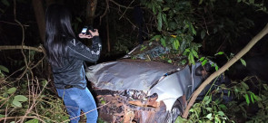 Motorista morre após perder controle de veículo, sair da pista e capotar próximo do trevo de Indápolis