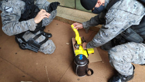 Dupla é presa pela PM após cão farejador encontrar drogas em ônibus em Dourados